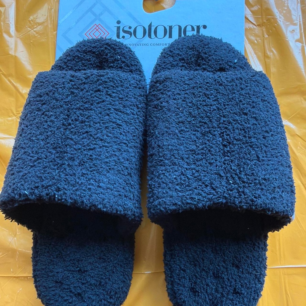Isotoner Medium Slippers (NEW)